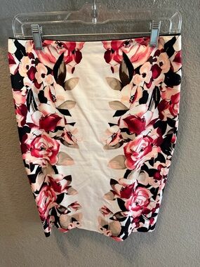 Floral Pencil Skirt in White Black size 4 cotton fitted office stretch romantic